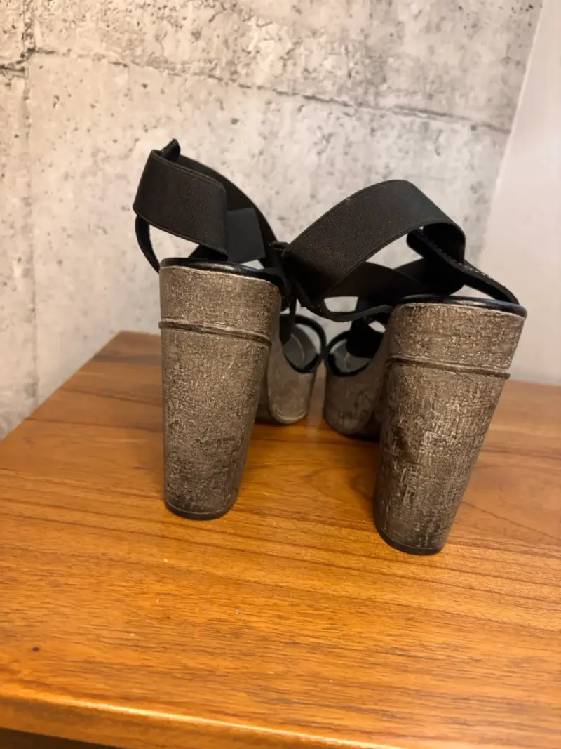 Sandalias de tacón alto negras con diseño cruzado - 3