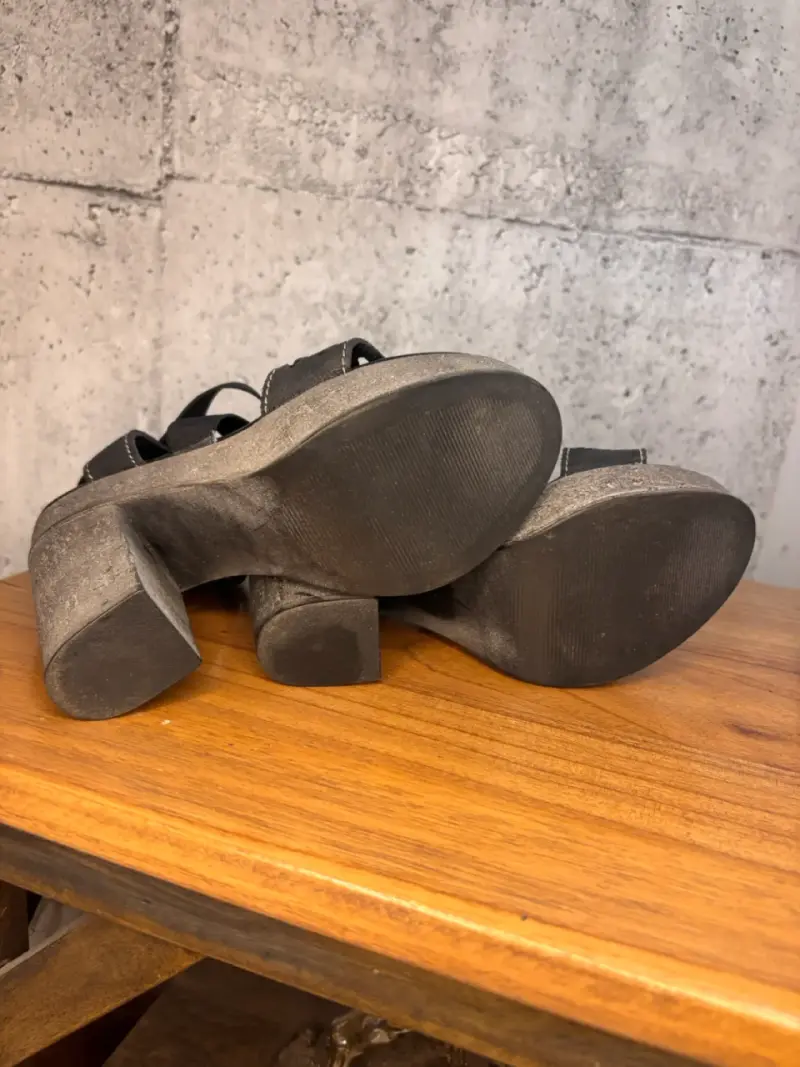 Sandalias de tacón alto negras con diseño cruzado - 4