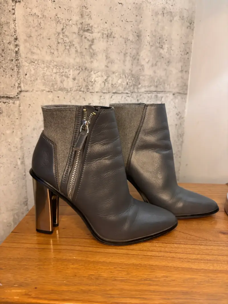 Botines de cuero gris con tacón metálico - 1