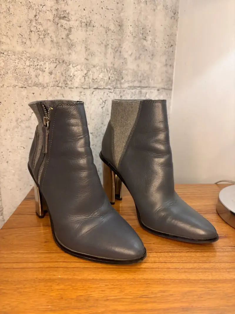 Botines de cuero gris con tacón metálico - 2