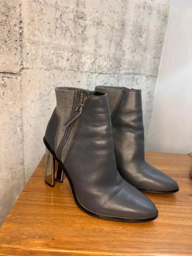 Botines de cuero gris con tacón metálico - 3