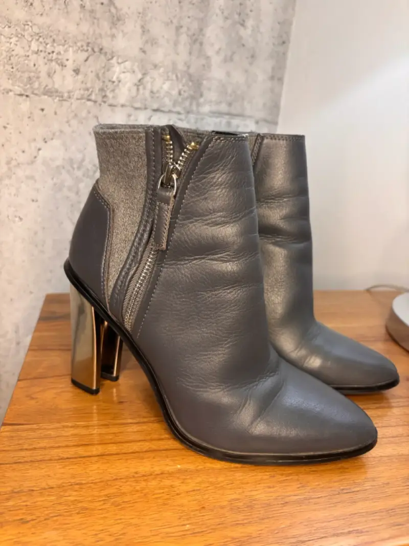 Botines de cuero gris con tacón metálico - 4