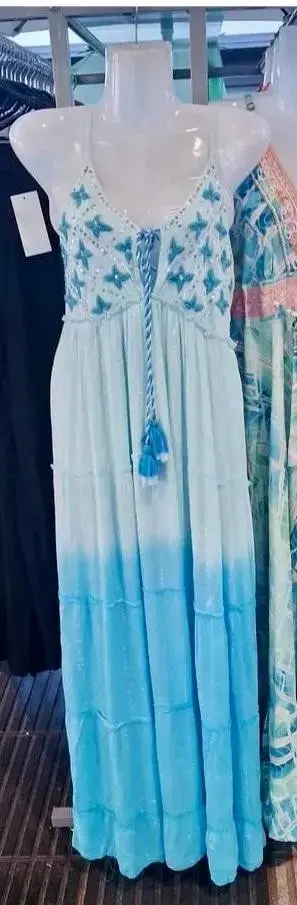 Vestido largo veraniego azul con detalles bordados