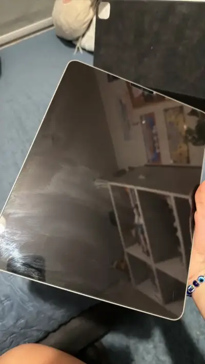iPad con teclado desmontable y funda protectora - miniatura 1