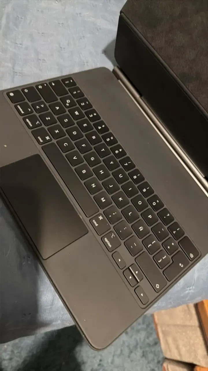 iPad con teclado desmontable y funda protectora - 3