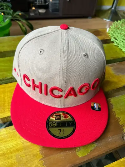 Gorra New Era Chicago Bulls  Beige y Roja - miniatura 1