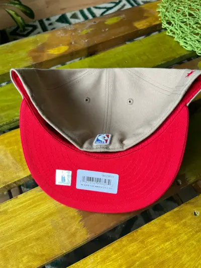 Gorra New Era Chicago Bulls  Beige y Roja - miniatura 2