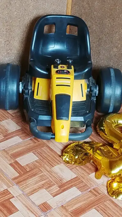 Kart eléctrico para niños amarillo y blanco - miniatura 1