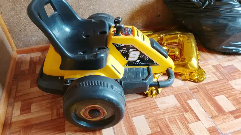 Kart eléctrico para niños amarillo y blanco - 3