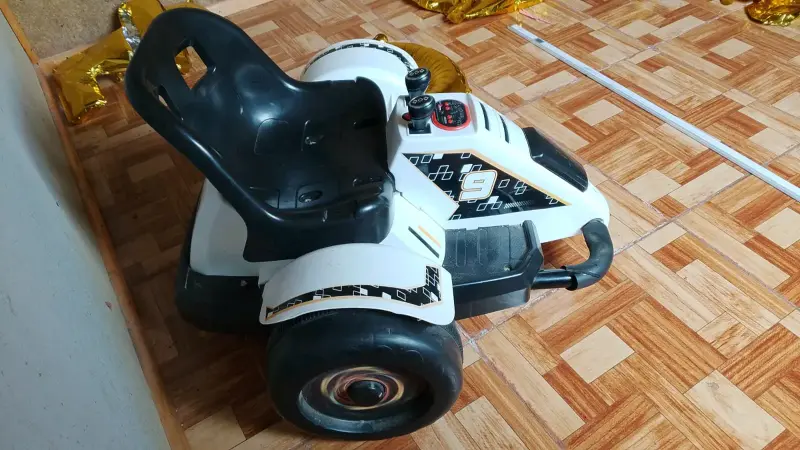 Kart eléctrico para niños amarillo y blanco - 4