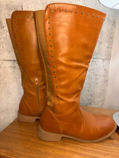 Botas largas marrón con tachas - miniatura 1