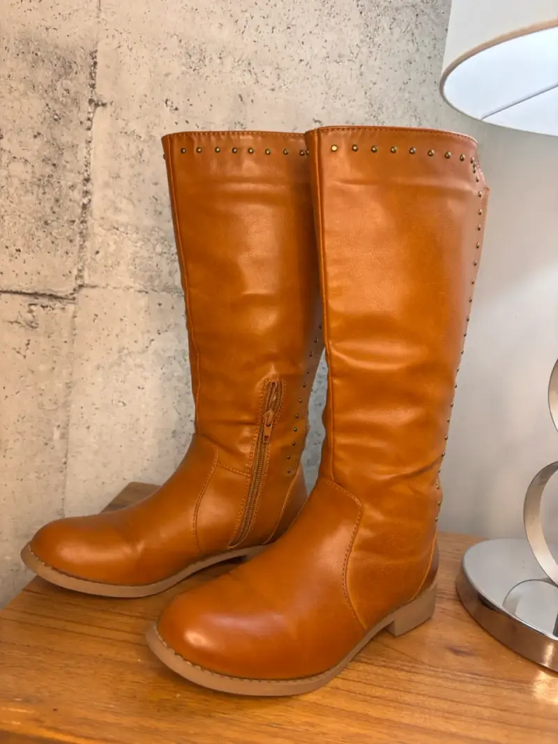 Botas largas marrón con tachas - 2