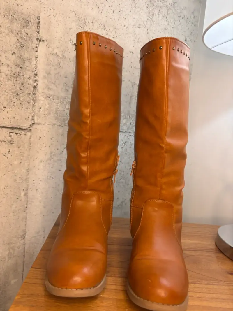 Botas largas marrón con tachas - 3