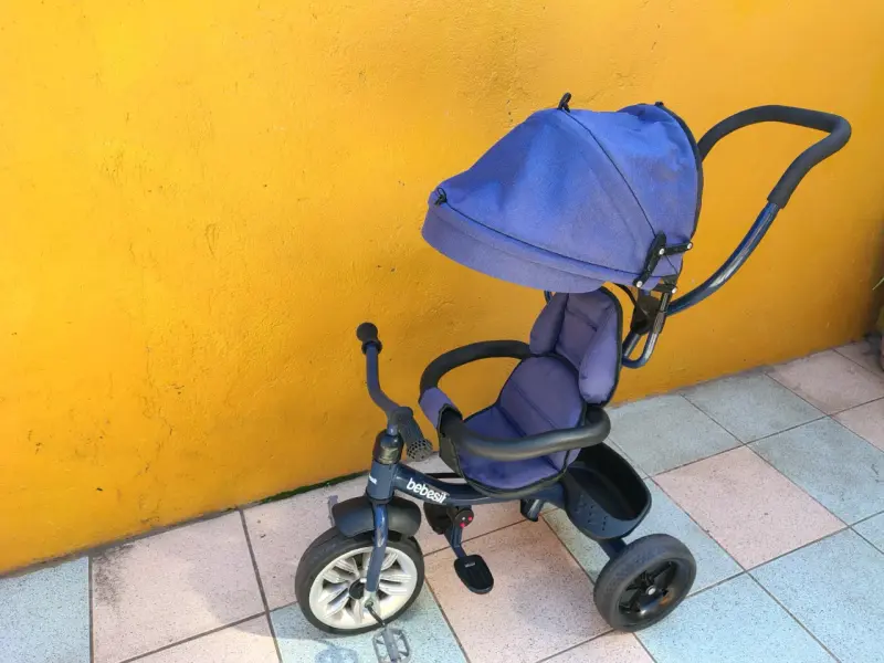 Triciclo para niños Bebesit con toldo azul - 5