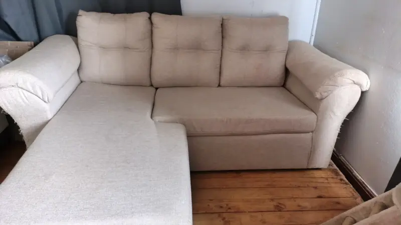 Sofá seccional beige en buen estado - 1