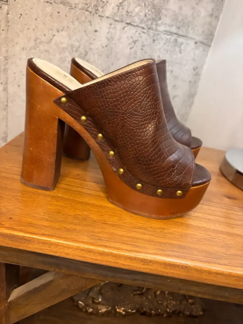 Zuecos de cuero marrón con plataforma alta - 3
