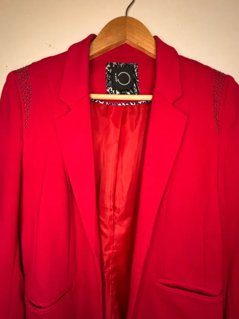 Blazer rojo con detalles de strass - 2