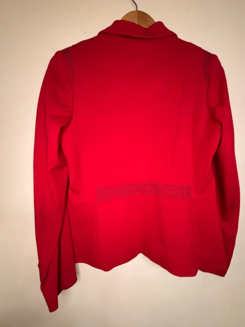 Blazer rojo con detalles de strass - 3