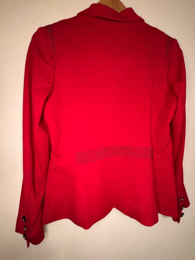 Blazer rojo con detalles de strass - 4