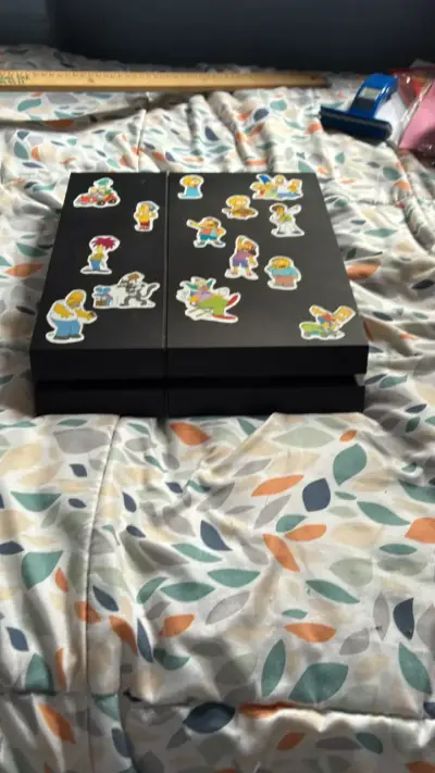 Consola PS4 con stickers decorativos - miniatura 1