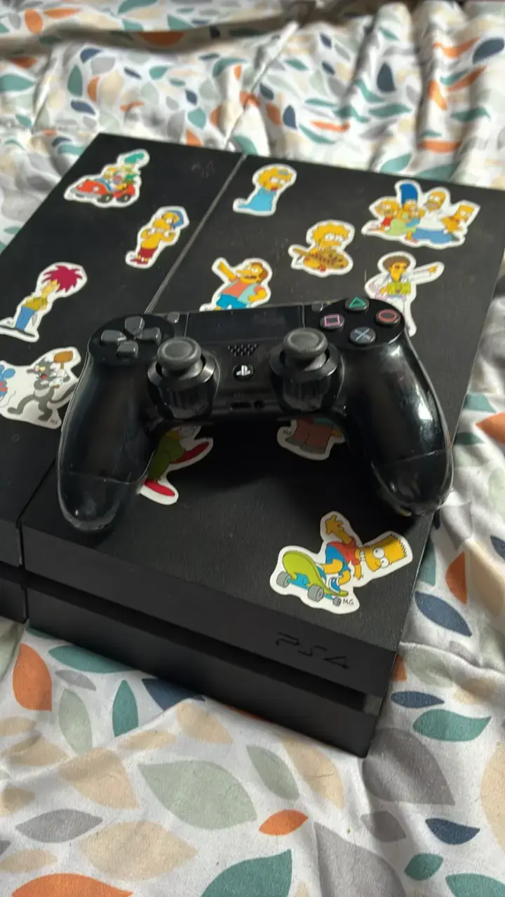 Consola PS4 con stickers decorativos - 2