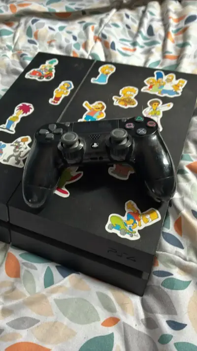 Consola PS4 con stickers decorativos - miniatura 2