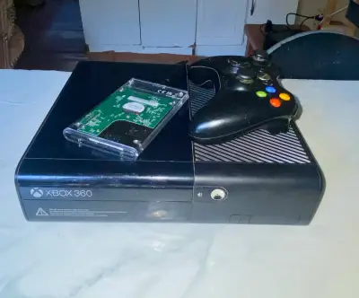 Consola Xbox 360 liberada con control y disco duro - miniatura 1