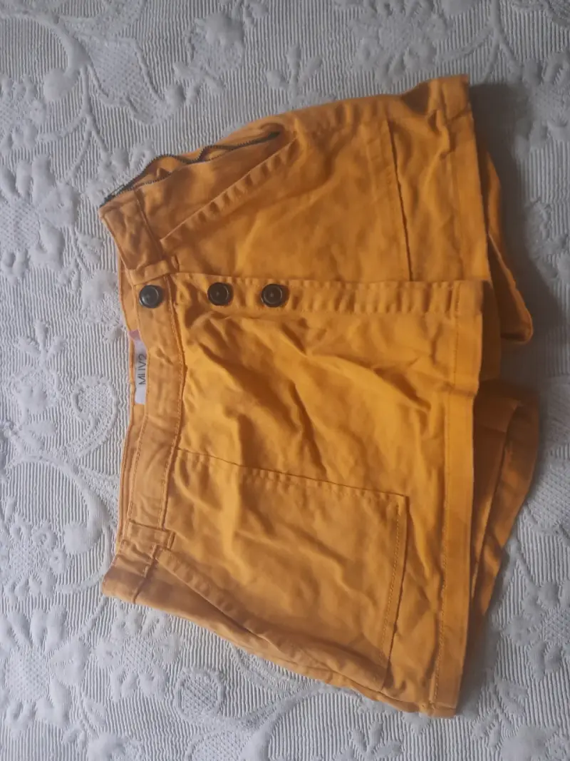 Shorts amarillos de algodón para mujer