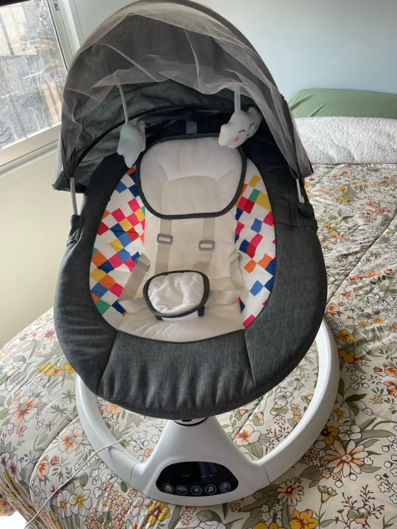 Silla mecedora para bebé con dosel y juguetes - 1