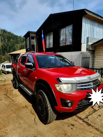 Camioneta Mitsubishi L200 roja en buen esta estado - miniatura 1