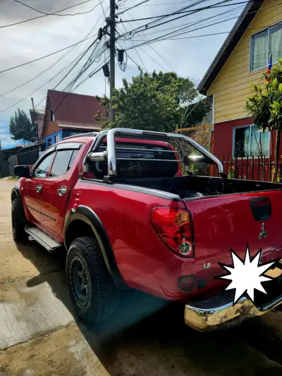Camioneta Mitsubishi L200 roja en buen esta estado - miniatura 2