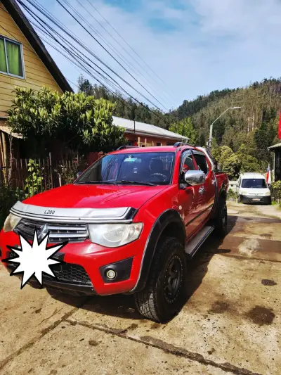 Camioneta Mitsubishi L200 roja en buen esta estado - miniatura 3