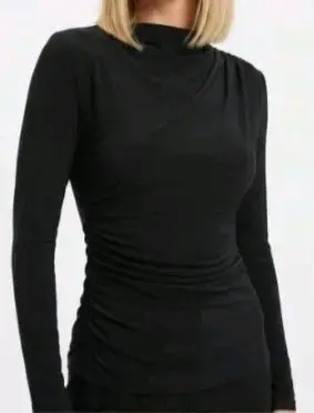 Vestido negro ajustado de manga larga