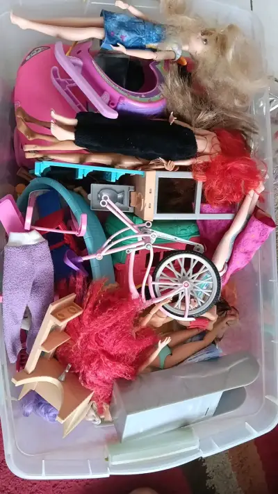 Lote de muñecas y accesorios variados - miniatura 1