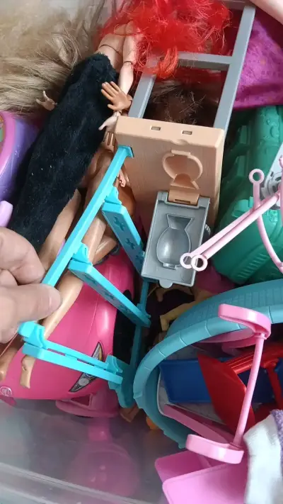 Lote de muñecas y accesorios variados - miniatura 2