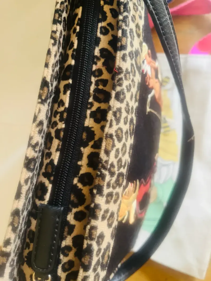 Cartera de hombr con diseño de leopardo y figuras - 2