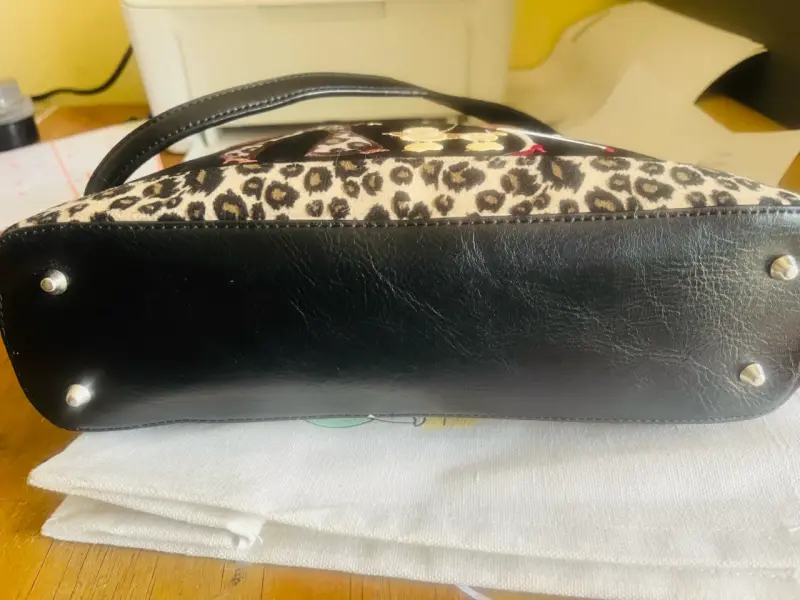 Cartera de hombr con diseño de leopardo y figuras - 3