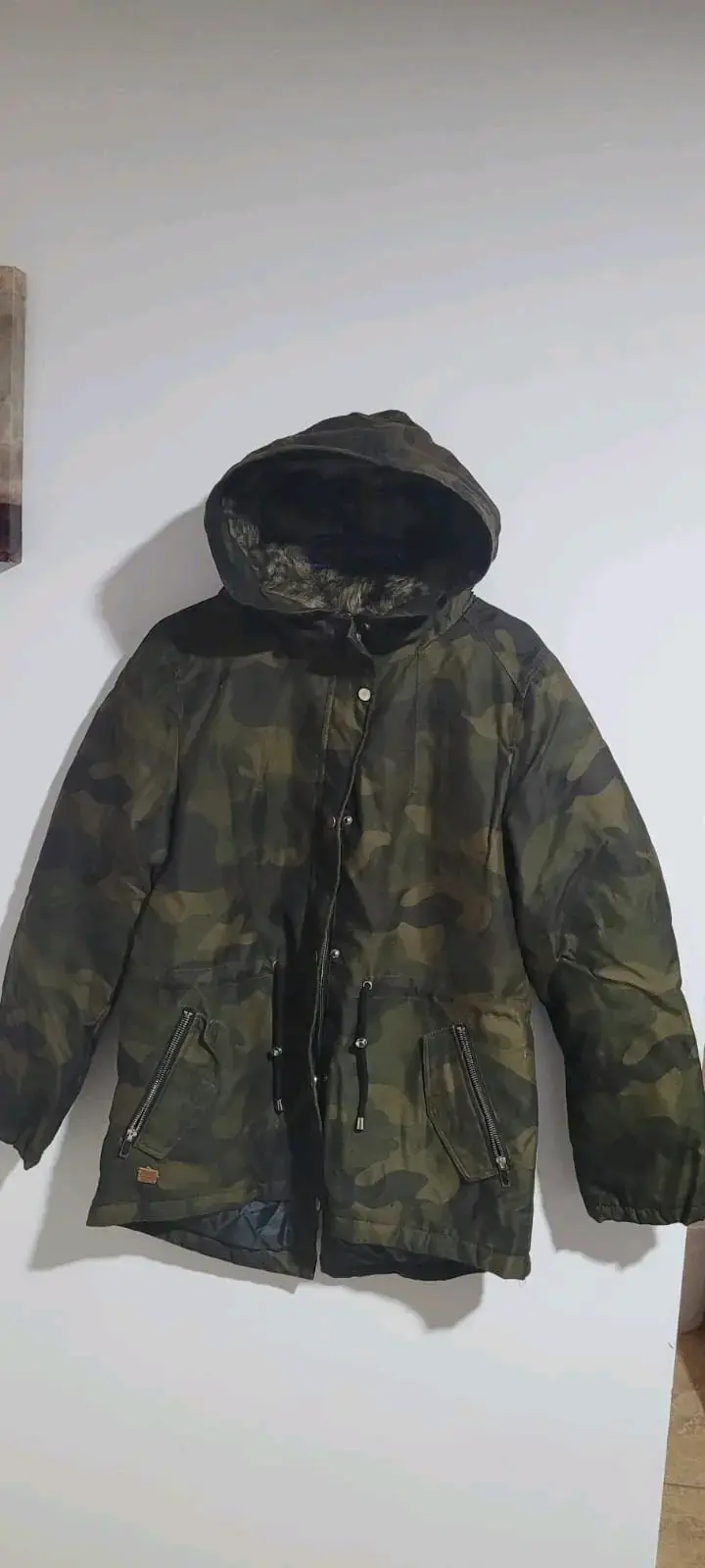 Parka camuflada con capucha y forro interior - 1