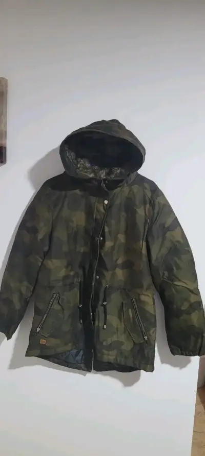 Parka camuflada con capucha y forro interior - miniatura 1