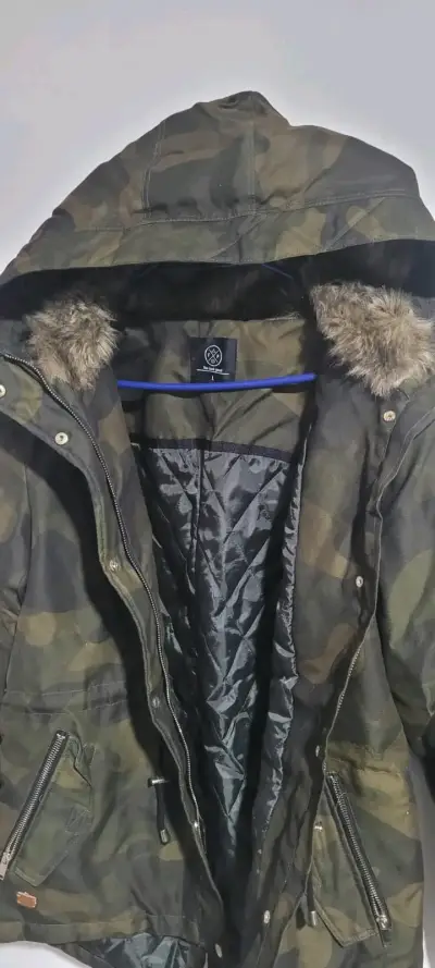 Parka camuflada con capucha y forro interior - miniatura 2