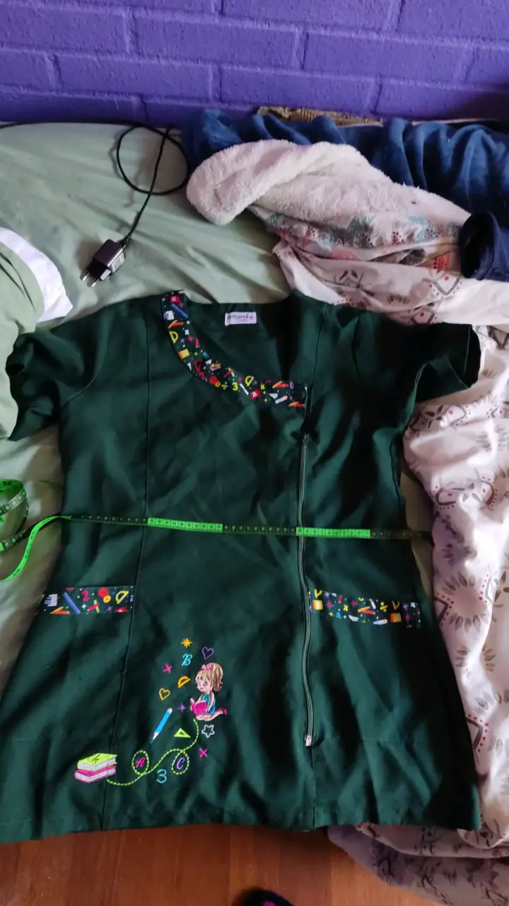 Delantal verde Educadora con bordados coloridos