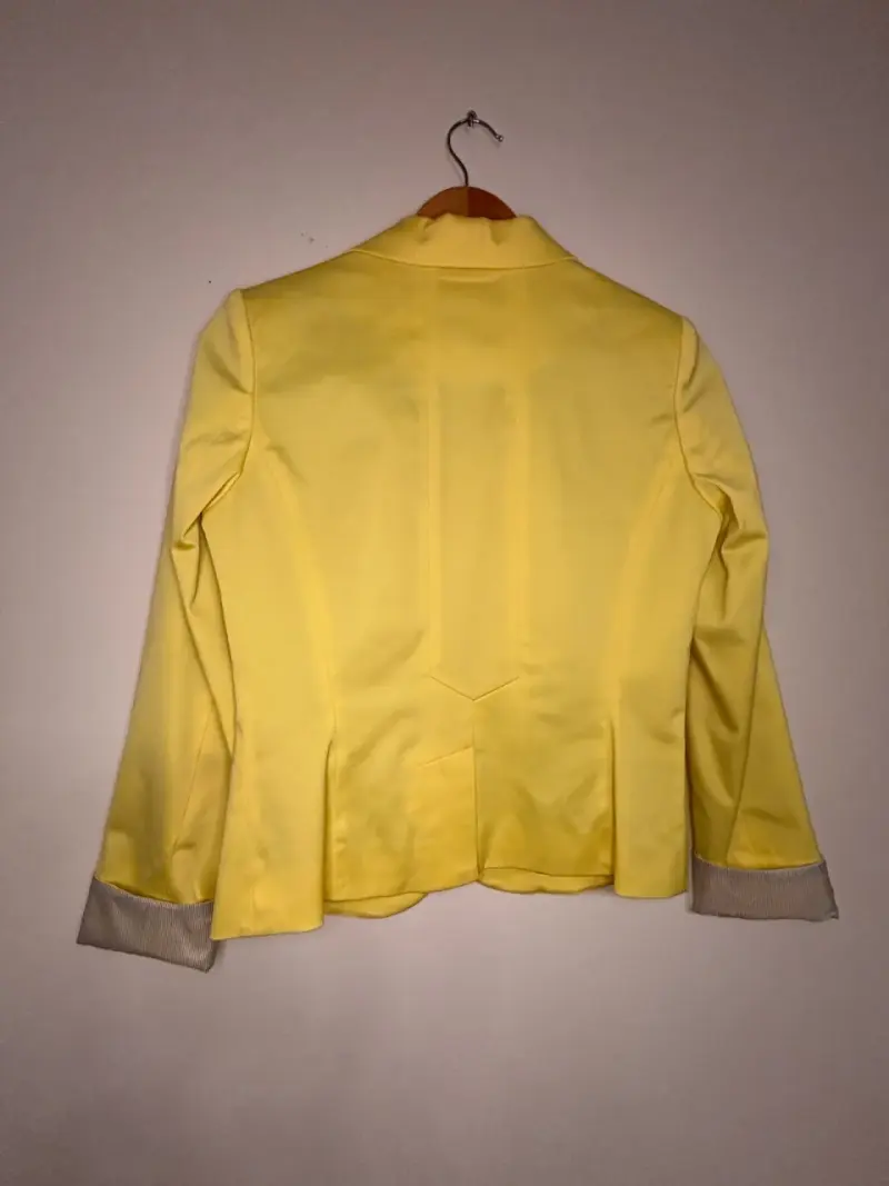 Blazer amarillo para mujer elegante - 4
