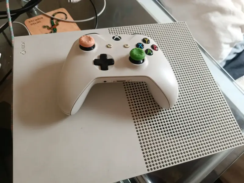 Xbox one (2 juegos y un Mando) - 1