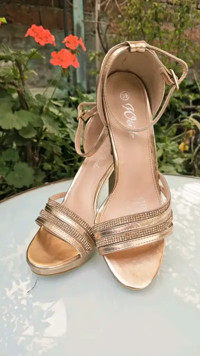 Sandalias doradas de tacón alto elegantes - miniatura 1