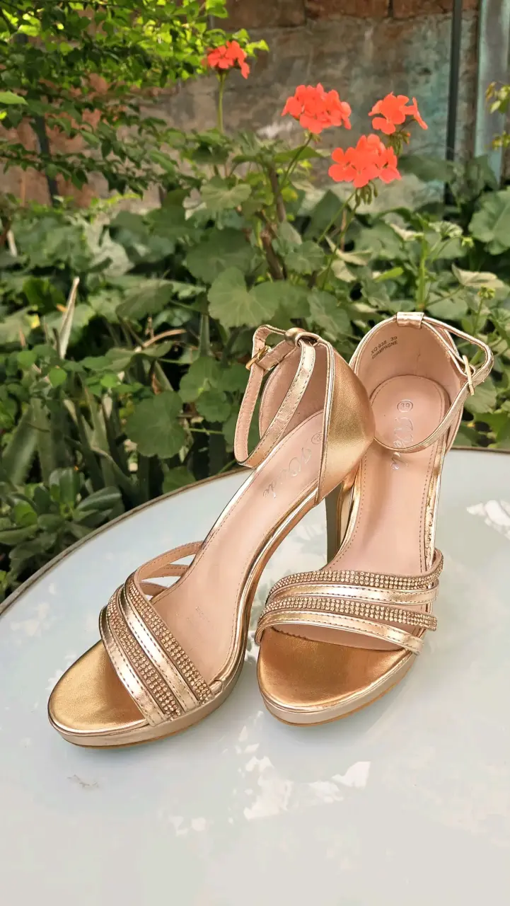 Sandalias doradas de tacón alto elegantes - 2
