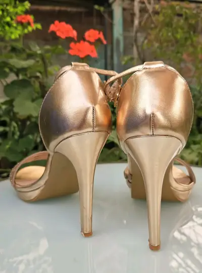 Sandalias doradas de tacón alto elegantes - miniatura 3