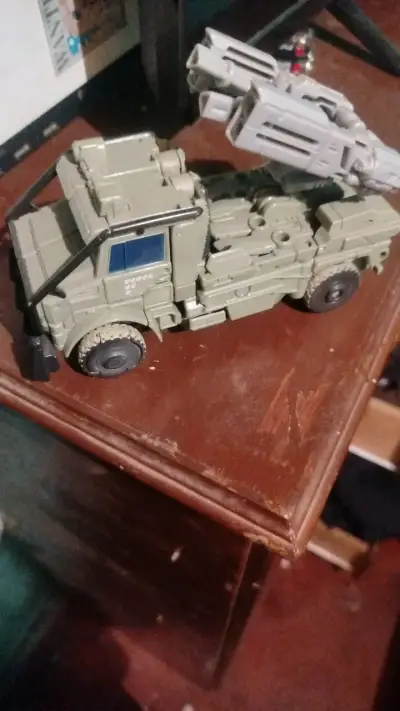 Camión de juguete transformable verde - miniatura 1