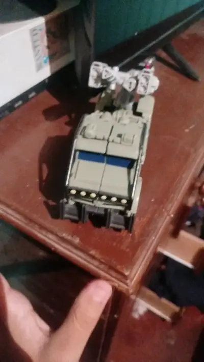 Camión de juguete transformable verde - miniatura 2
