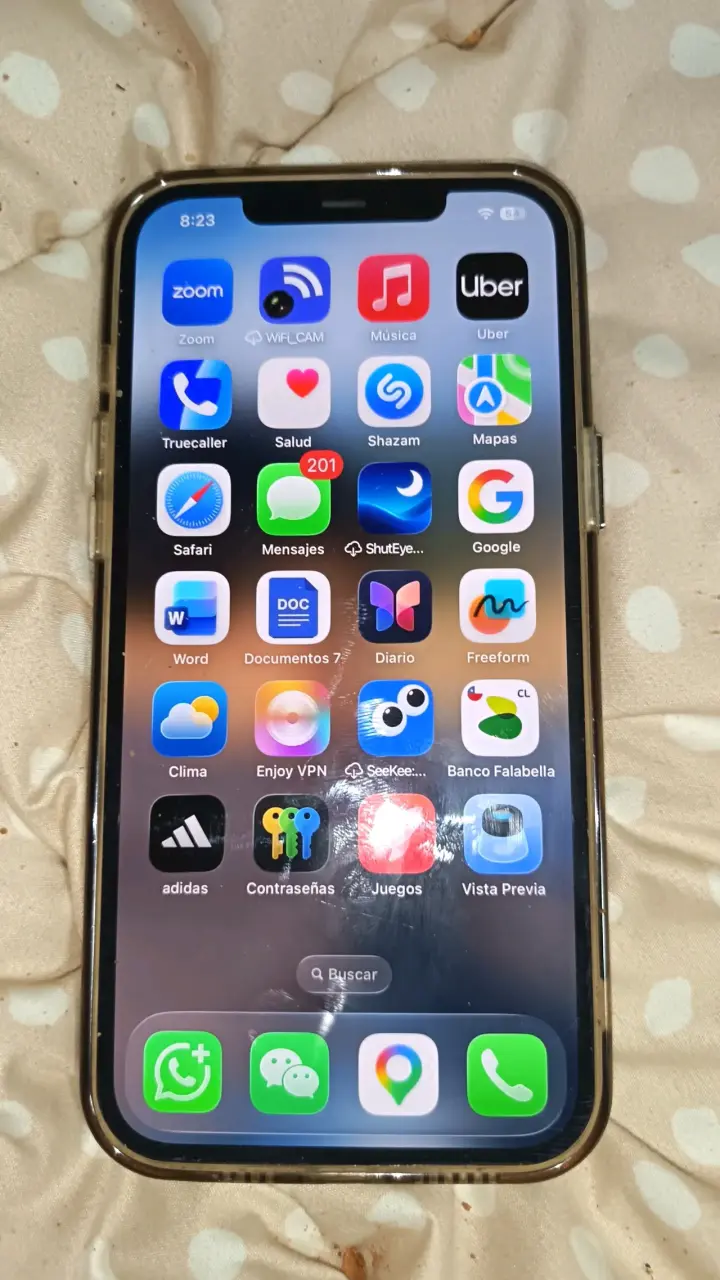 iPhone 12 Pro Max con funda y MagSafe - 1