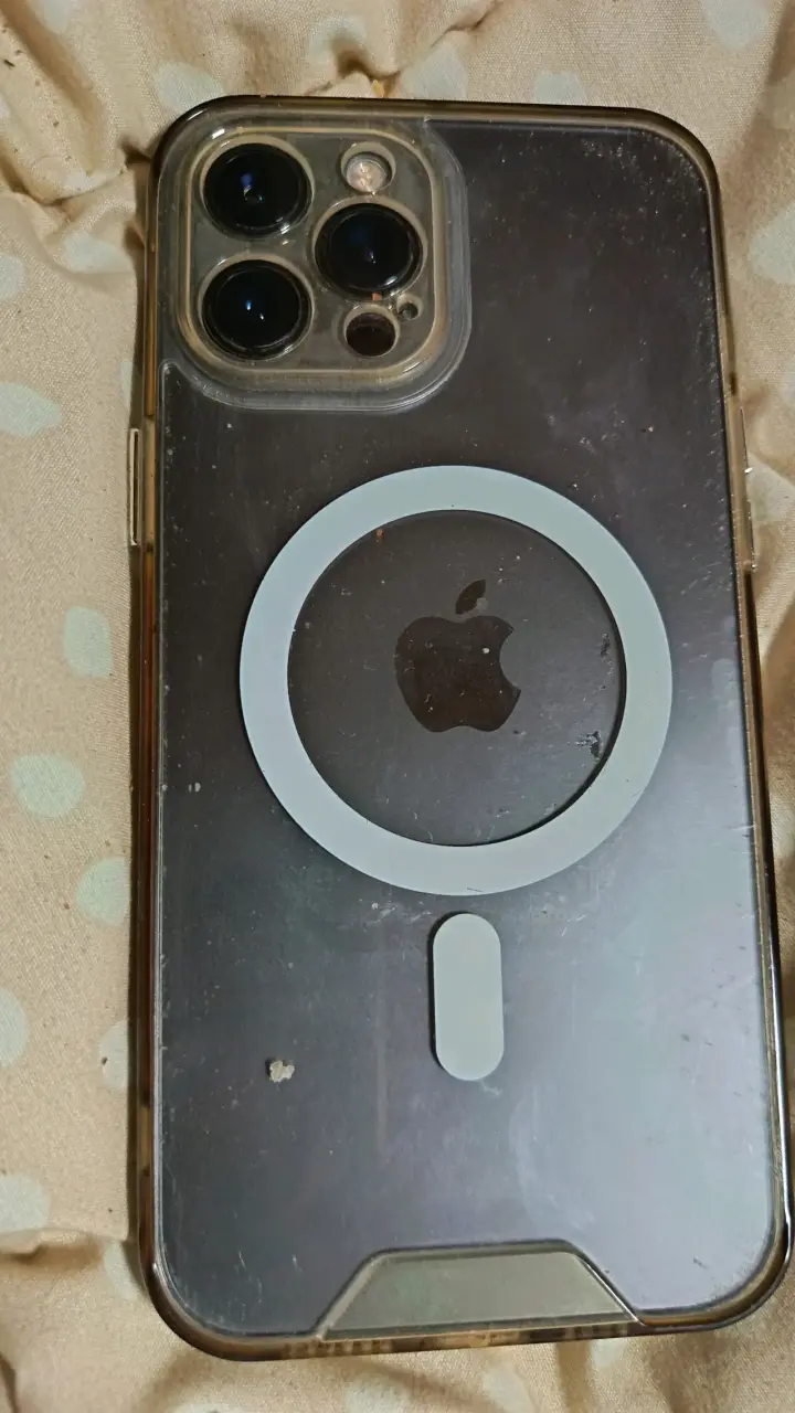 iPhone 12 Pro Max con funda y MagSafe - 3